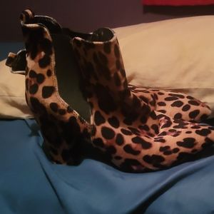 Lepord print heeled boots